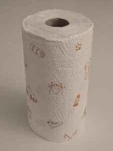 Mit Küchentüchern aus Papier, Teigreste...